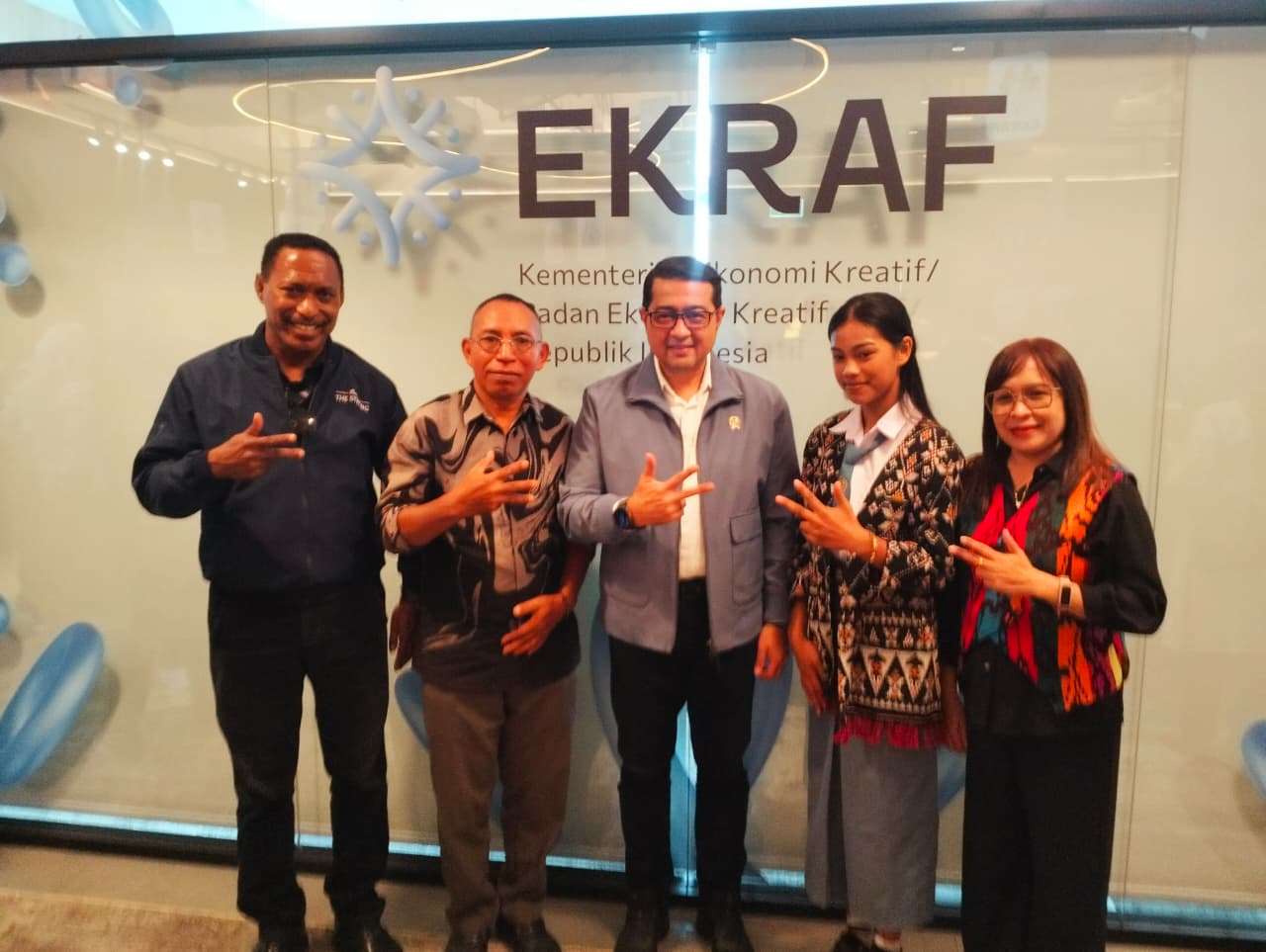 Prevy Seltriani Taek (kedua dari kanan), finalis Lomba Pidato AHY Muda 2026 asal SMK Negeri 4 Kupang, berfoto bersama Menteri Ekonomi Kreatif Tengku Riefky Harsya (tengah) dan rombongan pendamping di Kantor Kementerian Ekonomi Kreatif, Jakarta, Jumat (18/9/2026). //Hermen Jawa
